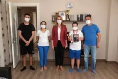 Dereceye giren sporculara ödülleri verildi Dereceye giren sporculara ödülleri verildi