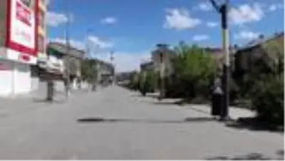 Doğu'da kısıtlamanın ilk gününde sokaklar boş kaldı Doğu'da kısıtlamanın ilk gününde sokaklar boş kaldı