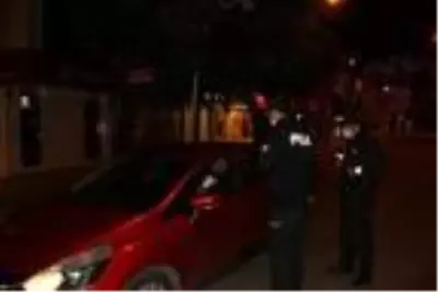 Düzce'de kısıtlamanın ilk dakikalarında 7 kişiye ceza kesildi, 1 gözaltı Düzce'de kısıtlamanın ilk dakikalarında 7 kişiye ceza kesildi, 1 gözaltı