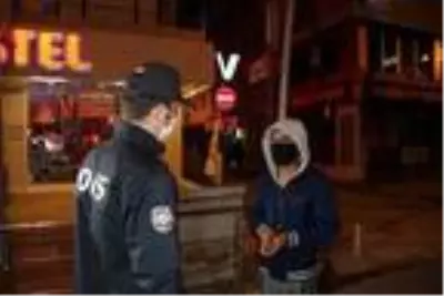Düzce'de kısıtlamanın ilk dakikalarında 7 kişiye ceza kesildi, 1 gözaltı Düzce'de kısıtlamanın ilk dakikalarında 7 kişiye ceza kesildi, 1 gözaltı