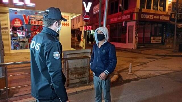 Düzce'de sokağa çıkma yasağını delen 7 kişiye ceza uygulandı Düzce'de sokağa çıkma yasağını delen 7 kişiye ceza uygulandı