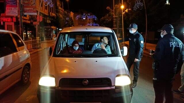 Düzce'de sokağa çıkma yasağını delen 7 kişiye ceza uygulandı Düzce'de sokağa çıkma yasağını delen 7 kişiye ceza uygulandı