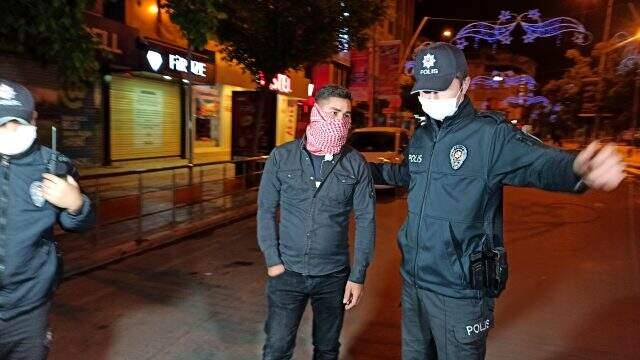 Düzce'de sokağa çıkma yasağını delen 7 kişiye ceza uygulandı Düzce'de sokağa çıkma yasağını delen 7 kişiye ceza uygulandı