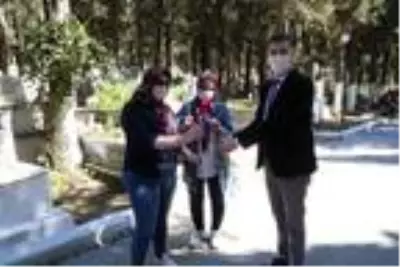 Edremit Belediyesi mezarlıklarda binlerce karanfil dağıttı