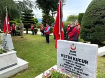 Eğitim Bir-Sen ve Kızılay'dan şehitlik ziyareti Eğitim Bir-Sen ve Kızılay'dan şehitlik ziyareti