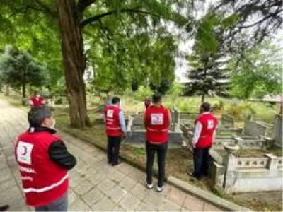 Eğitim Bir-Sen ve Kızılay'dan şehitlik ziyareti Eğitim Bir-Sen ve Kızılay'dan şehitlik ziyareti