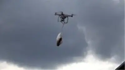 Ekmeğini bakkaldan drone ile aldı Ekmeğini bakkaldan drone ile aldı