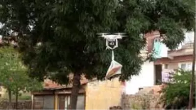 Ekmeğini bakkaldan drone ile aldı Ekmeğini bakkaldan drone ile aldı
