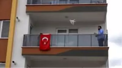 Ekmeğini bakkaldan drone ile aldı Ekmeğini bakkaldan drone ile aldı