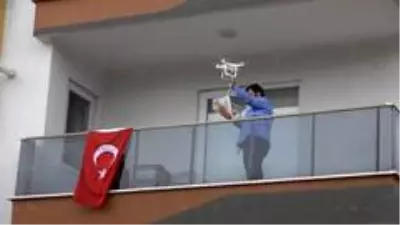 Ekmeğini bakkaldan drone ile aldı Ekmeğini bakkaldan drone ile aldı