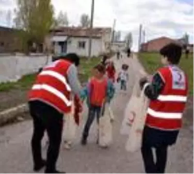 Erzurum'da Kızılay, dışarı çıkamayan çocuklara 'arifelik' dağıttı Erzurum'da Kızılay, dışarı çıkamayan çocuklara 'arifelik' dağıttı