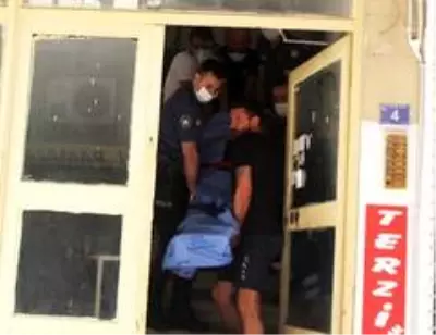 Evinde düşme sonucu mahsur kalan yaşlı adamı itfaiye terastan girerek kurtardı Evinde düşme sonucu mahsur kalan yaşlı adamı itfaiye terastan girerek kurtardı