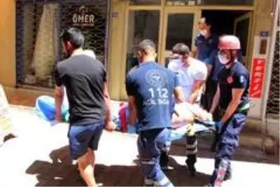 Evinde düşme sonucu mahsur kalan yaşlı adamı itfaiye terastan girerek kurtardı Evinde düşme sonucu mahsur kalan yaşlı adamı itfaiye terastan girerek kurtardı