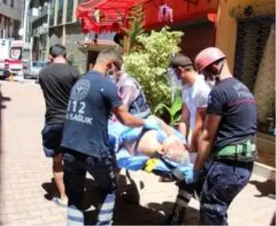 Evinde düşme sonucu mahsur kalan yaşlı adamı itfaiye terastan girerek kurtardı Evinde düşme sonucu mahsur kalan yaşlı adamı itfaiye terastan girerek kurtardı