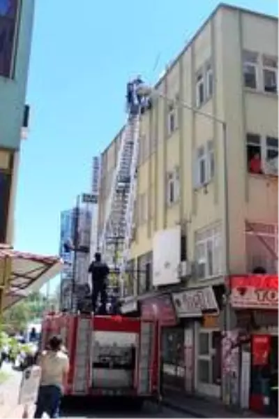 Evinde düşme sonucu mahsur kalan yaşlı adamı itfaiye terastan girerek kurtardı Evinde düşme sonucu mahsur kalan yaşlı adamı itfaiye terastan girerek kurtardı
