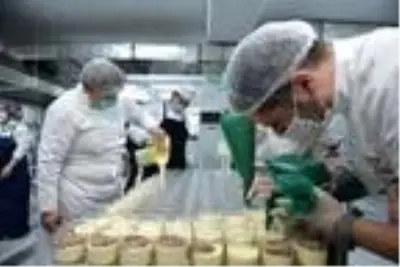 Evlerinden çıkamayan vatandaşlara bayram tatlısı yapıldı