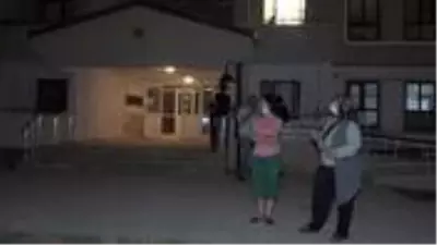 Gürültü yaptığı için şikayet edilen kadın, biber gazı sıkıp bina sakinlerini sokağa döktü Gürültü yaptığı için şikayet edilen kadın, biber gazı sıkıp bina sakinlerini sokağa döktü