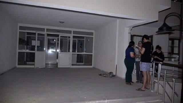 Gürültü yaptığı için şikayet edilen kadın, biber gazı sıkarak bina sakinlerini sokağa döktü Gürültü yaptığı için şikayet edilen kadın, biber gazı sıkarak bina sakinlerini sokağa döktü