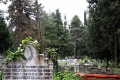 Her yıl ziyaretçi akınına uğrayan mezarlıklar bu yıl boş kaldı Her yıl ziyaretçi akınına uğrayan mezarlıklar bu yıl boş kaldı