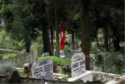 Her yıl ziyaretçi akınına uğrayan mezarlıklar bu yıl boş kaldı Her yıl ziyaretçi akınına uğrayan mezarlıklar bu yıl boş kaldı