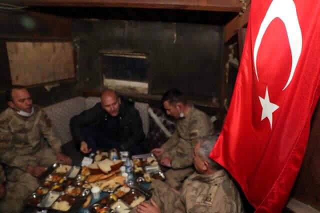 İçişleri Bakanı Süleyman Soylu, son iftarı İkiyaka Dağları'ndaki askerlerle yaptı