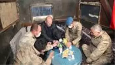 İçişleri Bakanı Süleyman Soylu, son iftarı İkiyaka Dağları’ndaki askerlerle yaptı