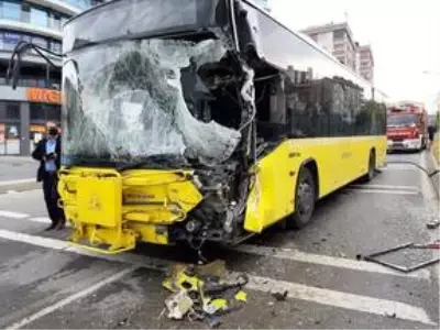 İETT otobüsü ile refüj sulaması yapan tanker çarpıştı: 9 yaralı İETT otobüsü ile refüj sulaması yapan tanker çarpıştı: 9 yaralı