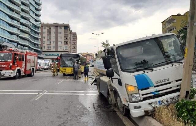 İETT otobüsü ile refüj sulaması yapan tanker çarpıştı: 9 yaralı İETT otobüsü ile refüj sulaması yapan tanker çarpıştı: 9 yaralı