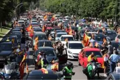 İspanya’da korona kısıtlamalarına ’araçlı’ protesto