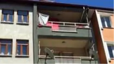 Isparta'da bir vatandaş, tartışığı anne ve babasını öldürüp polise teslim oldu Isparta'da bir vatandaş, tartışığı anne ve babasını öldürüp polise teslim oldu
