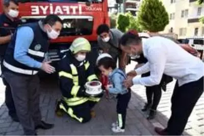 İtfaiyecileri çok seven minik Batuhan'a sürpriz doğum günü İtfaiyecileri çok seven minik Batuhan'a sürpriz doğum günü