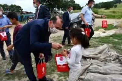 İzmir Balıkesirliler Derneğinden 400 çocuğa bayram hediyesi İzmir Balıkesirliler Derneğinden 400 çocuğa bayram hediyesi
