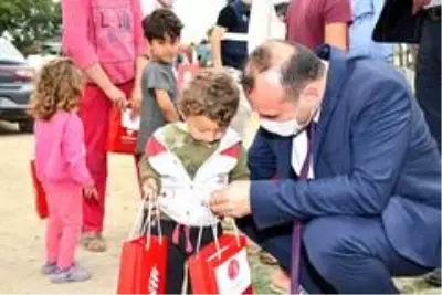 İzmir Balıkesirliler Derneğinden 400 çocuğa bayram hediyesi İzmir Balıkesirliler Derneğinden 400 çocuğa bayram hediyesi