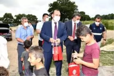İzmir Balıkesirliler Derneğinden 400 çocuğa bayram hediyesi İzmir Balıkesirliler Derneğinden 400 çocuğa bayram hediyesi