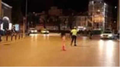 İzmir’de sokağa çıkma kısıtlamasının ilk saatlerinde uygulama yapıldı