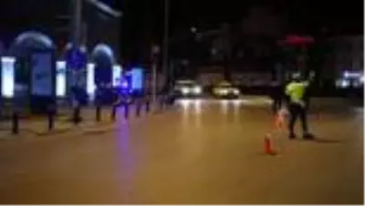 İZMİR Sokağa çıkma kısıtlamasının başlamasıyla İzmir sessizliğe büründü İZMİR Sokağa çıkma kısıtlamasının başlamasıyla İzmir sessizliğe büründü