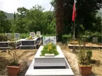 Jandarma ekipleri, şehit mezarlarını elleriyle temizledi