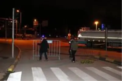 Karabük'te sokağa çıkma kısıtlaması başladı, yollar bariyerlerle kapatıldı Karabük'te sokağa çıkma kısıtlaması başladı, yollar bariyerlerle kapatıldı