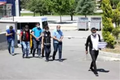 Karaman'da iki ayrı operasyonda gözaltına alınan 4 kişi adliyeye sevk edildi Karaman'da iki ayrı operasyonda gözaltına alınan 4 kişi adliyeye sevk edildi