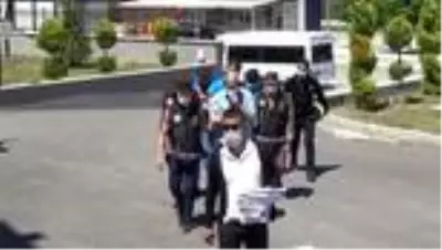 Karaman'da iki ayrı operasyonda gözaltına alınan 4 kişi adliyeye sevk edildi Karaman'da iki ayrı operasyonda gözaltına alınan 4 kişi adliyeye sevk edildi