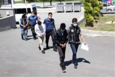 Karaman'da silah ticaretinden gözaltına alınan 4 kişi adliyeye sevk edildi Karaman'da silah ticaretinden gözaltına alınan 4 kişi adliyeye sevk edildi