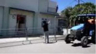Karantinaya alınan mahallede gıda paketi dağıtıldı