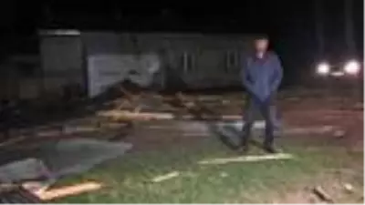 Kars'ta şiddetli fırtına çatıları uçurdu, ağaçları kökünden söktü Kars'ta şiddetli fırtına çatıları uçurdu, ağaçları kökünden söktü