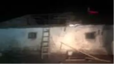 Kars'ta şiddetli fırtına çatıları uçurdu, arabalara zarar verdi Kars'ta şiddetli fırtına çatıları uçurdu, arabalara zarar verdi