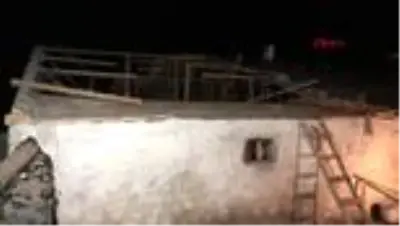 Kars'ta şiddetli fırtına çatıları uçurdu, arabalara zarar verdi Kars'ta şiddetli fırtına çatıları uçurdu, arabalara zarar verdi