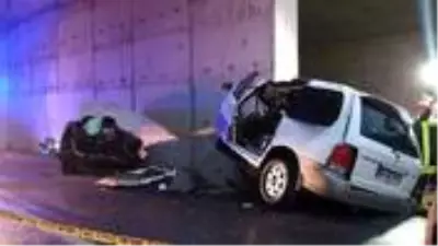 Kastamonu'da üst geçidin duvarına çarpan lüks cip ikiye bölündü: 2 ölü, 1 yaralı