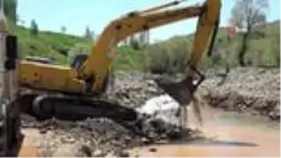 Kışın 10 metre karın yağdığı bölgede stabilize yol çalışması başlatıldı Kışın 10 metre karın yağdığı bölgede stabilize yol çalışması başlatıldı