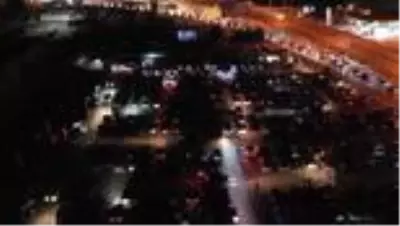Kız arkadaşına ’açık hava sineması’ etkinliğinde evlenme teklifi yaptı