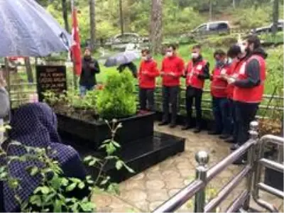 Kızılay ekibi şehitleri unutmadı Kızılay ekibi şehitleri unutmadı