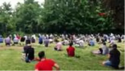 Köln'de koronavirüs nedeniyle Ramazan ayının son Cuma namazı açık alanlarda kılındı Köln'de koronavirüs nedeniyle Ramazan ayının son Cuma namazı açık alanlarda kılındı
